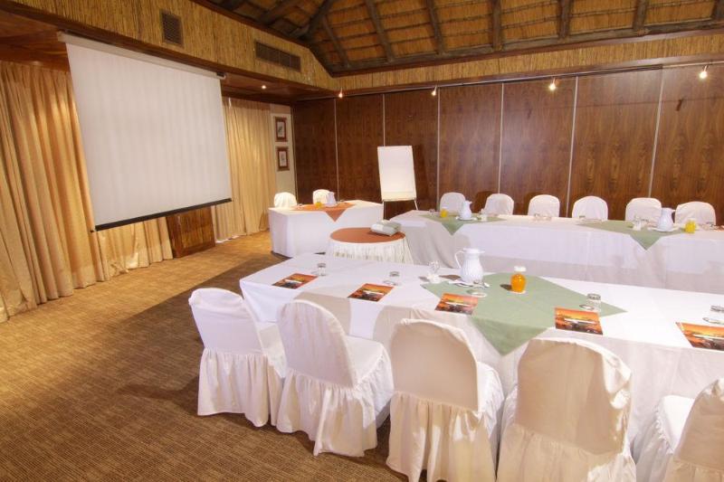 Cresta Mowana Safari Lodge Касане Екстериор снимка