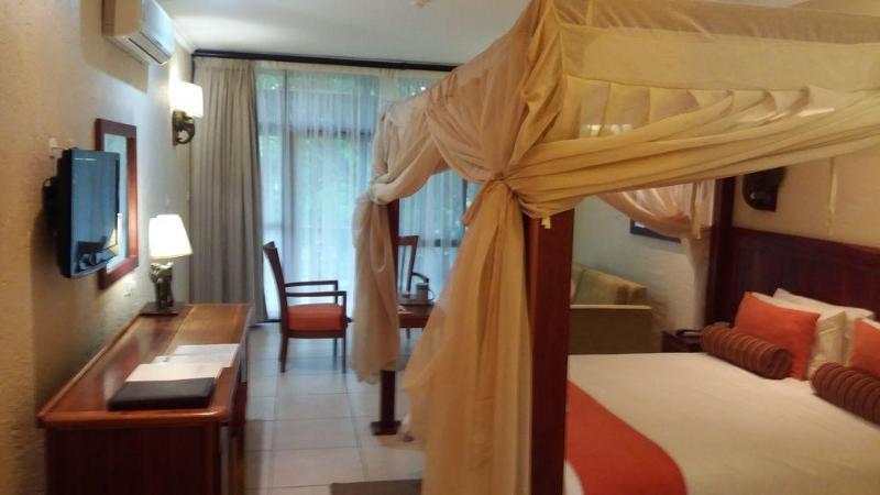 Cresta Mowana Safari Lodge Касане Екстериор снимка